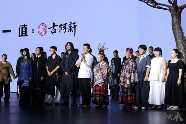 国国际时装周盛大开幕全景呈现全品类时尚产业链成果！电子pg第32届海宁中国皮革博览会暨2025海宁中(图2)
