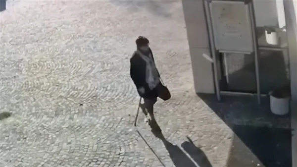 pg电子官方平台儿子假扮已故母亲领养老金 每年领43万 发现时母亲已木乃伊化(图4)